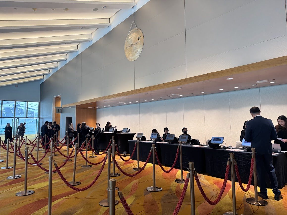 Premium onsite registration counters with queue ropes and check-in equipment